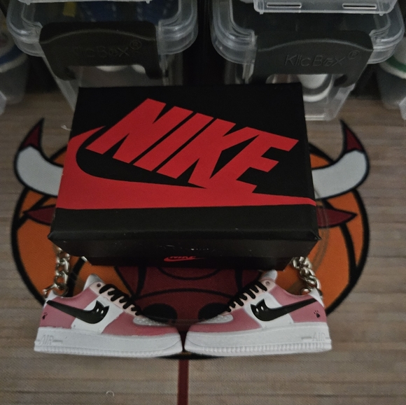 Nike Air Force 1 pair of mini sneakers keychain. - Picture 3 of 8